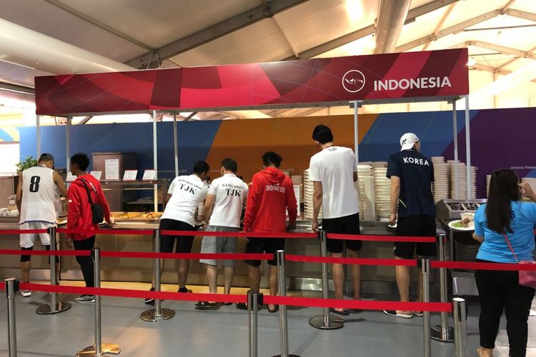 Para atlet sedang mengantre di stand makanan khas Indonesia di Dining Hall, Wisma Atlet Kemayoran, Jakarta.