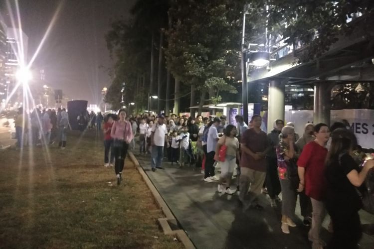 Menjelang berakhirnya Asian Games 2018, pengunjung Gelora Bung Karno (GBK) membludak pada Jumat (31/8/2018).  Kondisi itu menyebabkan antrean penumpang TransJakarta menumpuk di Halte GBK. 