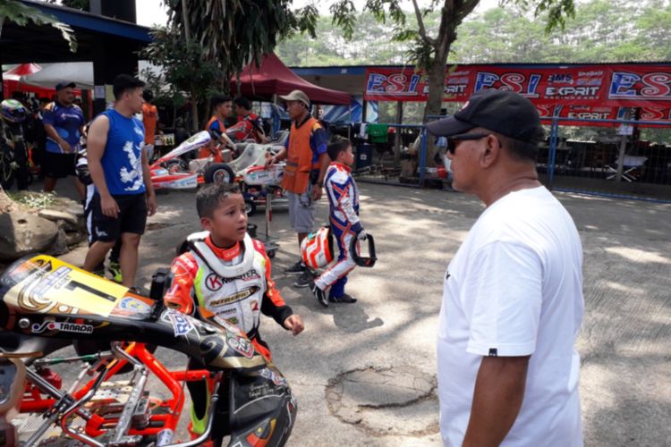 Seorang pegokart usia belia yang tampil di kejuaraan gokart Eshark Rok Cup Indonesia 2018 di Sirkuit Karting Sentul, Bogor, Minggu (2/9/2018).