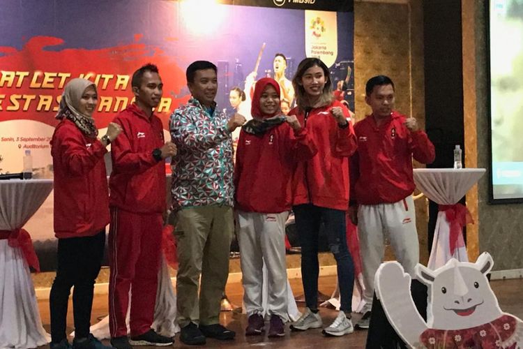 Menteri Pemuda dan Olahraga (Menpora) Imam Nahrawi bersama beberapa atlet peserta Asian Games 2018 di Wisma Kemenpora, Jakarta, Senin (3/9/2018).   