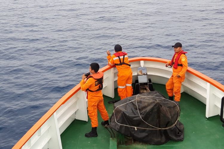 Personil Tim SAR Gorontalo saat melakukan pencarian KM INka Mina yang dinyatakan hilang di Laut Sulawesi