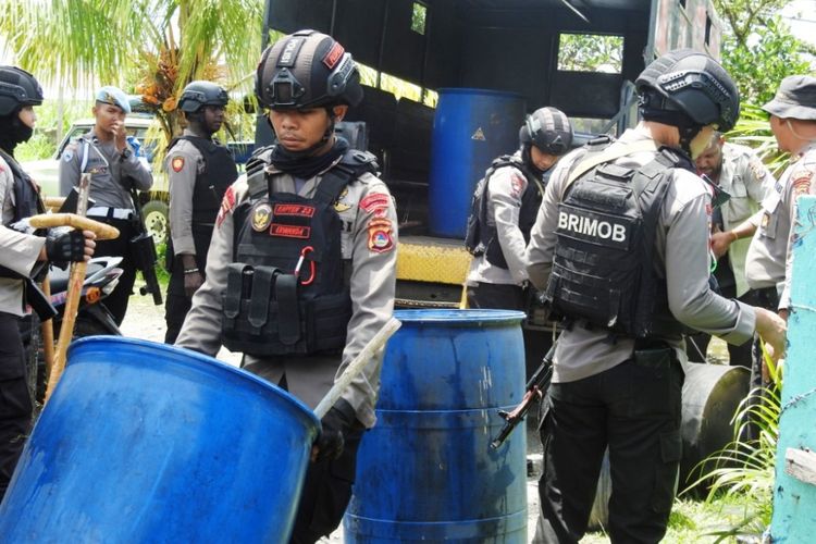 Polisi saat mengamankan barang bukti peralatan pembuatan miras tradisional, Kamis (6/9/2018).