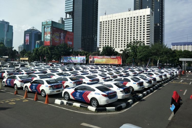 Mobil patroli diparkirkan di area parkir yang dikelola Primkoppol (Primer Koperasi Polisi) Mitra Maju Jaya selama pembangunan gedung parkir Polda Metro Jaya dilakukan. Foto diambil Kamis (6/9/2018).