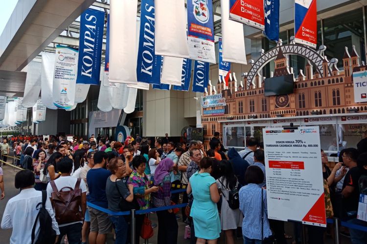 Suasana antrean Kompas Travel Fair 2018 satu jam sembelum pembukaan pukul 10.00 WIB, di Jakarta Convention Centre, Jumat (7/9/2018).