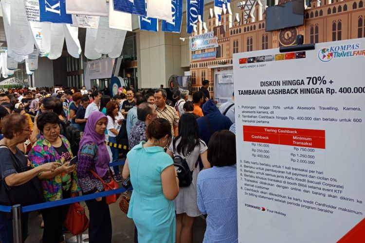 Travel - Suasana antrean Kompas Travel Fair 2018 satu jam sembelum pembukaan pukul 10.00 WIB, di Jakarta Convention Centre, Jumat (7/9/2018).