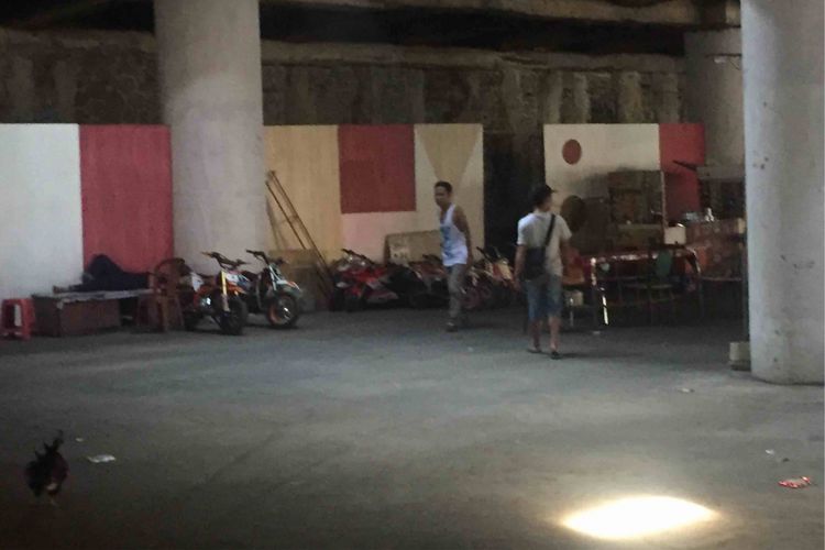 Sejumlah warga mencari nafkah dari menyewakan mobil mainan di terowongan Apron, Kemayoran, Jakarta Pusat, Kamis (6/9/2018).