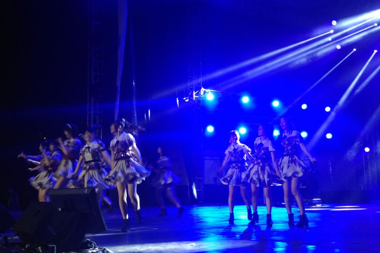 Grup idola asal Jepang AKB48 tampil dalam festival Jak - Japan Matsuri 2018 di Plaza Tenggara, Senayan, Jakarta Selatan, Sabtu (8/9/2018).
