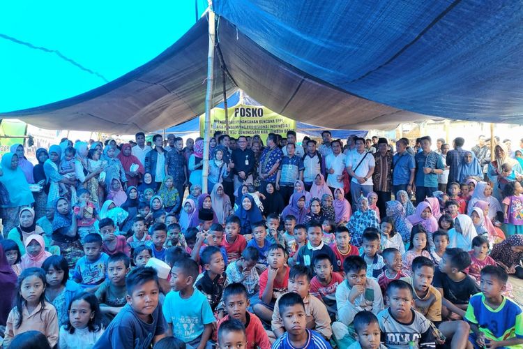 Dirjen Pembangunan dan Pemberdayaan Masyarakat Desa Taufik Madjid menyerahkan hasil donasi para pendamping desa untuk korban gempa di Posko Pengendali Pendamping Desa di Lombok Barat, NTB, Jumat (7/9/2018)