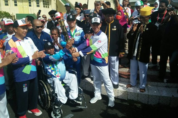 Menteri Pemuda dan Olahraga, Imam Nahrawi (kiri) saat menghadiri pawai obor Asian Para Games di Kota Ternate, Minggu (9/9/2018)