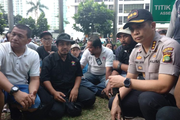 Pengemudi transportasi online yang tergabung di bawah komunitas Gerakan Hantam Aplikasi Nakal (Gerhana) hendak membubarkan diri dari aksi di depan Gedung Lippo Kuningan, Jakarta Selatan, Senin (10/9/2018).