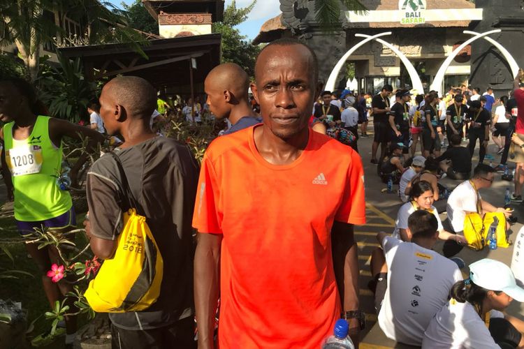 Cosmas Kyeva, salah satu peserta Full Marathon dalam Bali Marathon di Gianyar, Bali, Minggu (9/9/2018). Kyeva menceritakan tentang pelari Kenya yang menjadikan lomba lari untuk mendapat hadiah sebagai pendapatan utama mereka.