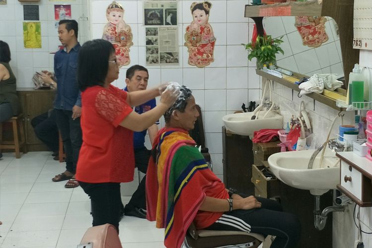 Sandiaga Uno memangkas rambutnya di Pangkas Rambut Ko Tang