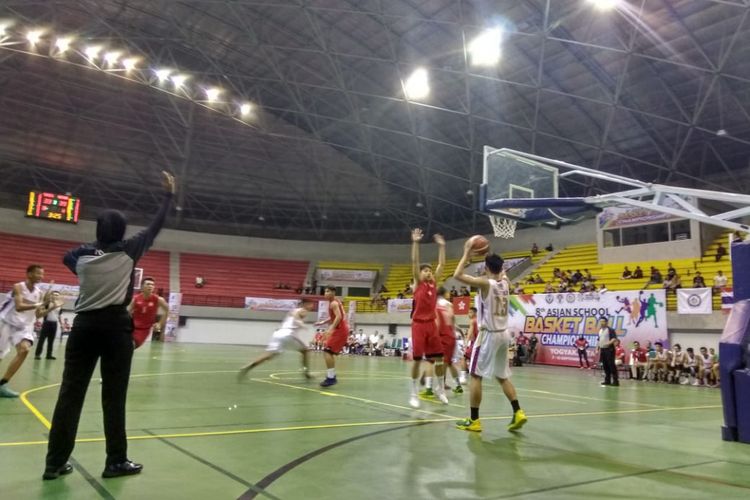 Tim basket putra Indonesia sedang mendapatkan kesempatan melakukan throw in pada ajang Asian School Basket Ball Championship ke-8 di GOR Amongraga, Yogyakarta, Selasa (11/9/2018).