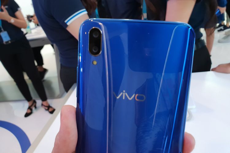 Vivo V11 Pro menggunakan kamera ganda sebesar 12 megapiksel dan 5 megapiksel di bagian belakang. 