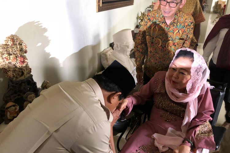 Bakal calon presiden Prabowo Subianto mengunjungi kediaman istri mendiang Presiden Ke-4 RI Abdurrahman Wahid atau Gus Dur, Shinta Nuriyah Wahid di Ciganjur, Jakarta Selatan, Kamis (13/9/2018). 