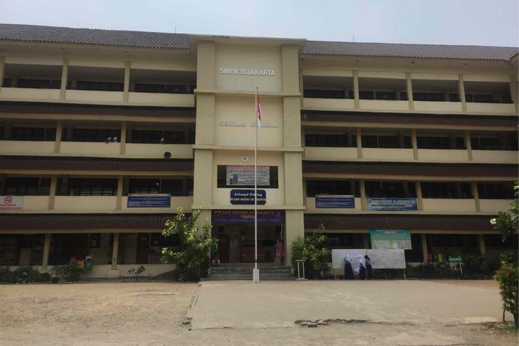 SMP Negeri 30 di Koja, Jakarta Utara merupakan salah satu sekolah yang masih menggunakan kursi dan meja reyot untuk kegiatan belajar mengajar, Kamis (13/9/2018).