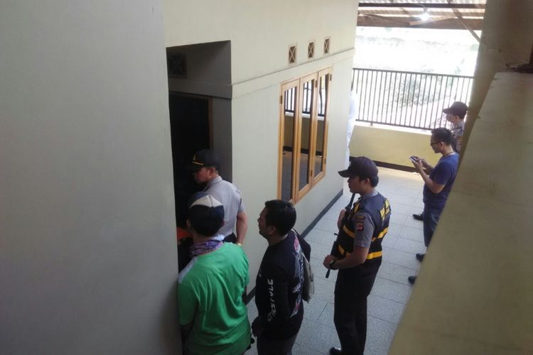 Polisi tengah melakukan olah TKP di lokasi penemuan jenazah Ela Nurhayati (42), karyawati bank BUMN di rumahnya di Kampung Pangragajian RT 03/RW 09 Desa Kayuambon, Kecamatan Lembang, Kabupaten Bandung Barat, Jawa Barat, Selasa (11/9/2018) siang.