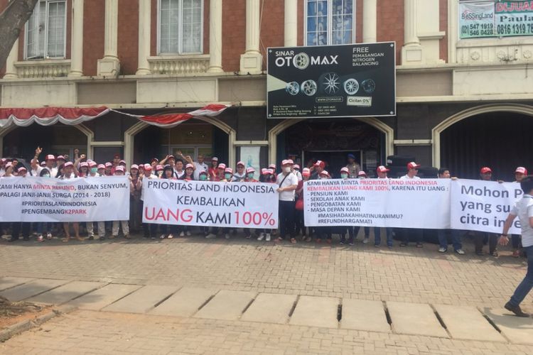 Sejumlah konsumen apartemen K2 Park Serpong berunjuk rasa di depan kantor pemasaran, Jumat (14/9/2018).