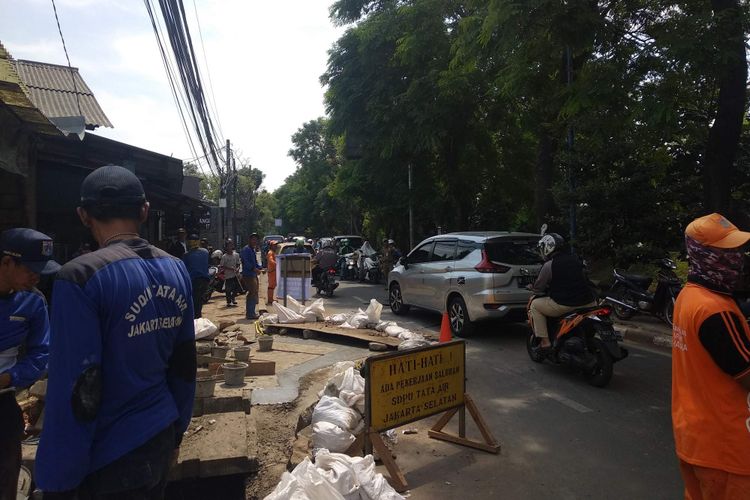 Pembangunan saluran air di Jalan Moh Kahfi II, Jagakarsa, Jakarta Selatan, Jumat (14/9/2018).