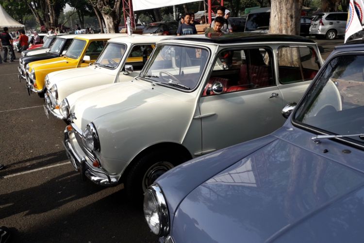 Deretan mobil Mini Cooper dari berbagai jenis yang berkumpul untuk merayakan hari jadi ke-25 Jakarta Morris Club (JMC) di Taman Mini Indonesia Indah, Jakarta Timur, Minggu (16/9/2018) pagi.