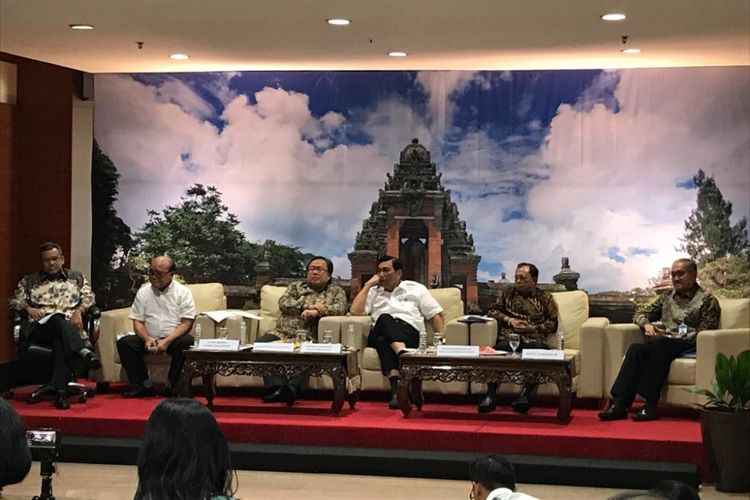 Suasana diskusi Forum Merdeka Barat (FMB) dengan tema Dampak Ekonomi Pertemuan Tahunan IMF-Bank Dunia di Kementerian Keuangan, Senin (17/9/2018). Para pembicara yaitu Menko Bidang Kemaritiman Luhut Binsar Panjaitan, Kepala Bappenas Bambang Brodjonegoro, Staf Khusus Menteri BUMN Sahala Lumban Gaol, Deputi Gubernur BI Dody Budi Waluyo, Kepala Badan Kebijakan Fiskal Suahasil Nazara, dan Gubernur Bali I Wayan Koster.