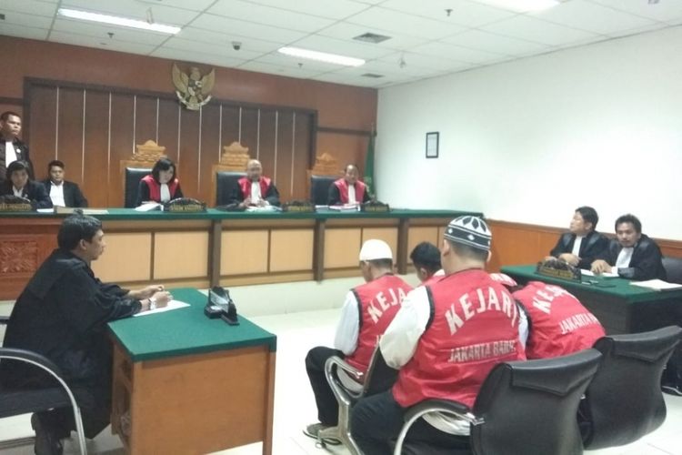 Enam orang terdakwa kasus penyelundupan 1,3 ton ganja menjalani sidang tuntutan di ruang Soerjono, Pengadilan Negeri Jakarta Barat pada Rabu (19/9/2018).  Keenamnya yaitu Frengki Alexandro Siburian (31), Yohanes Cristian Natal (31), Ade Susilo (29), Riszki Albar (27), Rocky Siahaan (34) dan Gardawan (24)