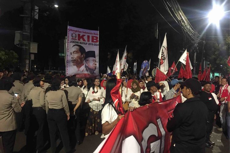 Massa pendukung pasangan calon presiden (capres) dan calon wakil presiden (cawapres)  Joko Widodo-Maruf Amin dan Prabowo Subianto-Sandiaga Uno,  mulai memadati sekitar kawasan gedung Komisi Pemilihan Umum (KPU) RI, Jalan Imam Bonjol, Jakarta Pusat, Jumat (21/9/2018). 