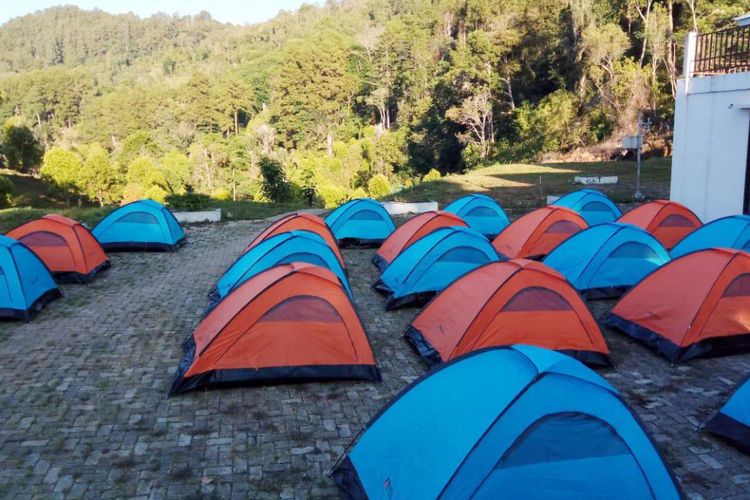 Sejumlah tenda peserta Dulamayo Adventure memenuhi pelataran hutan pinus. Kegiatan ini adalah bagian dari Festival Pesona Danau Limboto di Kabupaten Gorontalo.