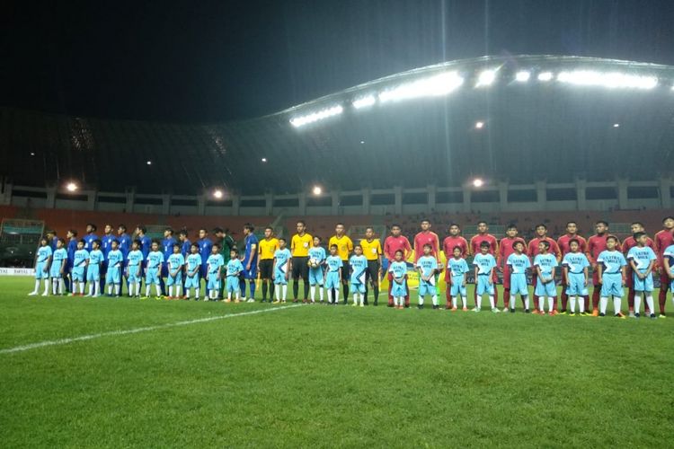 Para pemain timnas u-19 Indonesia dan Thailand berbaris sebelum laga PSSI Anniversary Cup U-19 2018 di Stadion Pakansari, Cibinong, Kabupaten Bandung, Jawa Barat, Minggu (23/9/2018).