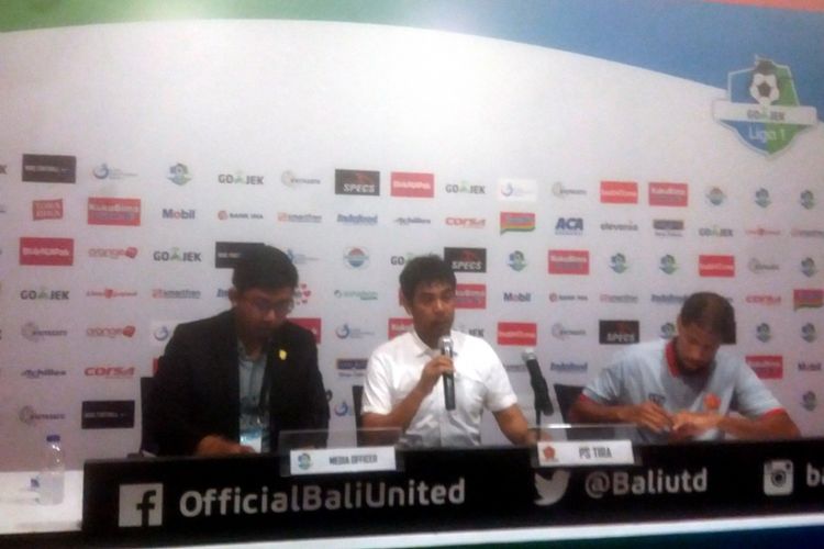Pelatih PS Tira Nil Maizar memberikan keterangan pers seusai anak asuhnya menahan imbang  tuan Bali United dalam lanjutan Liga Indonesia, Senin (24/9/2018).