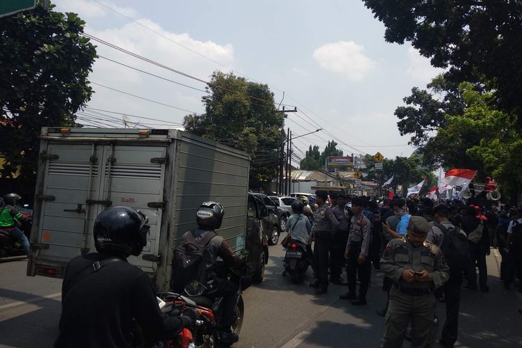 Kemacetan akibat aksi unjuk rasa di depan kantor PT G4S, Jalan Ciputat Raya, Lebak Bulus, Senin (24/9/2018).