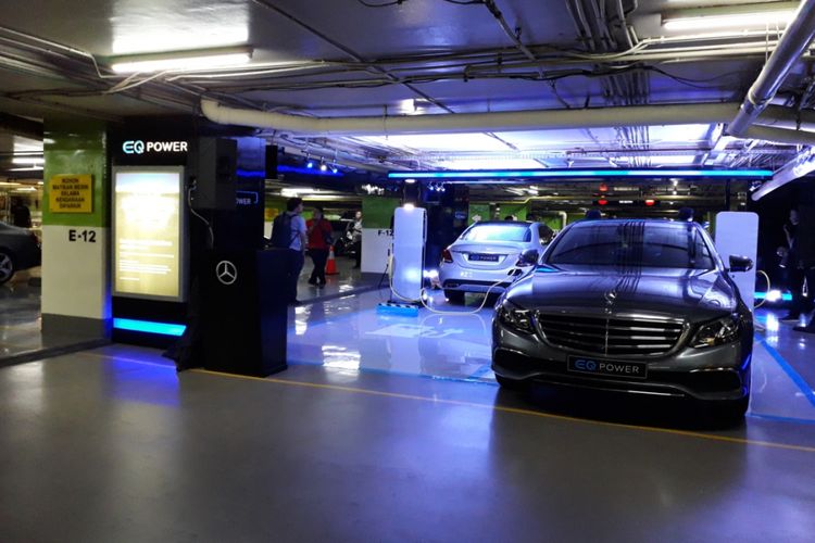 Mercedes-Benz Privilege Parking with EQ Power Charging yang di Plaza Indonesia, Jakarta, tepatnya di area parkir P2. Fasilitas pengisian baterai untuk mobil listrik dan mobil ramah lingkungan tersebut disediakan oleh Mercedes Benz Distribution Indonesia khusus untuk pelanggannya mulai Senin (24/9/2018).