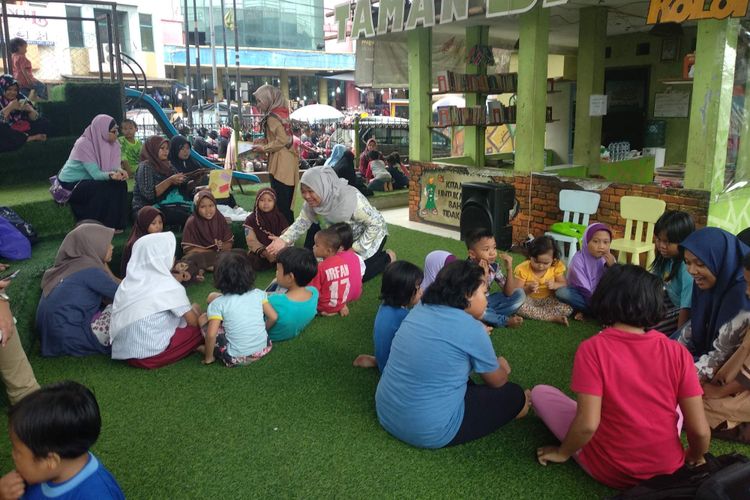 Kegiatan belajar mengajar di Taman Baca Masyarakat (TBM) Kolong Flyover Ciputat, Tangerang Selatan, Sabtu (1/9/2018).