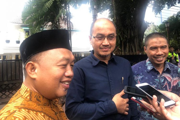 Ketua DSW Partai Keadilan Sejahtera DKI Jakarta Abdurahman Suhaimi, Sekretaris DPW PKS DKI Agung Yulianto sekaligus kandidat wagub DKI, dan Ketua DPW PKS DKI Jakarta Syakir Purnomo di depan rumah dinas Ketua DPRD DKI Jakarta Prasetio Edi Marsudi, Jalan Imam Bonjol, Selasa (25/9/2018). 