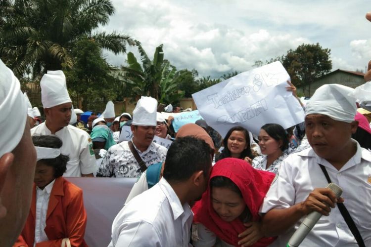 Para pegawai tidak tetap (PTT) di Kabupaten Simalungun berunjuk rasa di kantor bupati dan DPRD Simalungun di Pematang Raya, Selasa (25/9/2018).