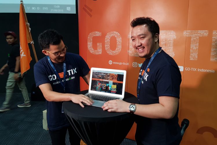 VP Consumer Solutions Loket, Rama Adrian dan VP Marketing Loket, Ario Dimas pada peluncuran situs Go-Tix di Kantor Go-Jek, Jakarta, Kamis (27/9/2018).
