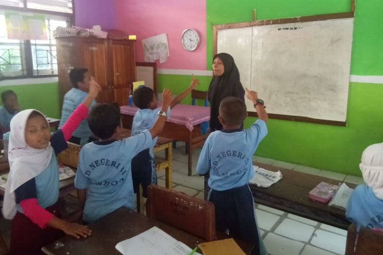 Tim relawan dari Yayasan Heka Leka memberikan bimbingan kepada siswa SD Negeri 31 di kawasan Batu Merah Dalam, Kecamatan Sirimau, Ambon, Maluku.