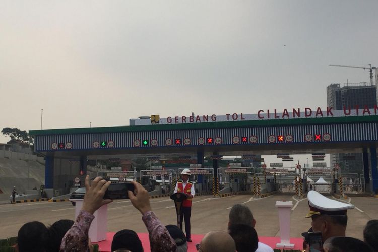 Presiden Joko Widodo meresmikan Jalan Tol Depok-Antasari di depan Gerbang Tol Cilandak Utama, Kamis (27/9/2018).