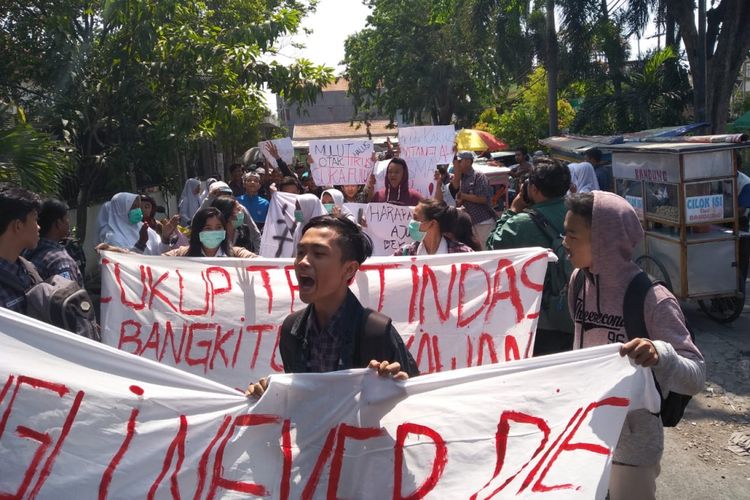 Ratusan siswa SMKN 1 Surabaya berunjuk rasa di halaman sekolah, Kamis (27/9/2018).