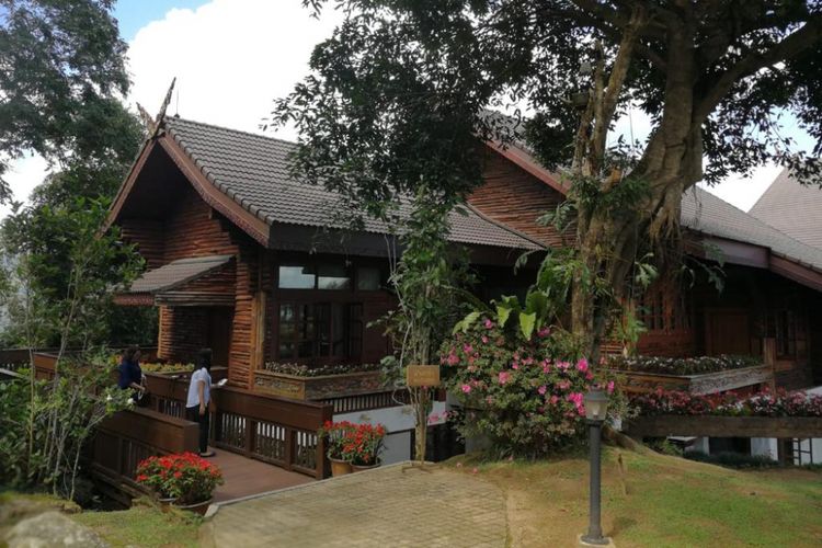 Bagian samping Doi Tung Villa, Chiang Rai, Thailand. Tempat peristirahatan bagi Ratu Srinagarindra itu berbeda dengan bangunan kerajaan lainnya. Bangunan ini lebih sederhana, asri dan nyaman. 