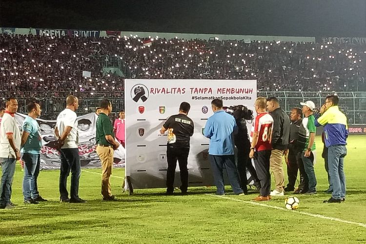 Perwakilan 18 klub sepakbola yang berkompetisi di Liga 1 saat menandatangani ikrar rivalitas tanpa membunuh dalam laga amal untuk Haringga Sirla antara Arema FC kontra Madura United di Stadion Kanjuruhan, Kabupaten Malang, Sabtu (29/9/2018)