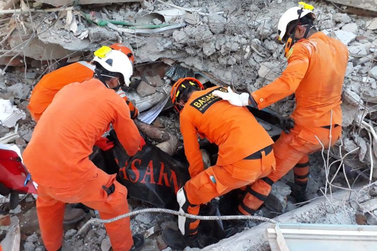 Tim SAR melakukan evakuasi korban meninggal dunia yang tertimba reruntuhan bangunan di Hotel Roa Roa Kota Palu, Sulteng, akibat gempa magnitudo 7,4, Senin (1/10/2018).