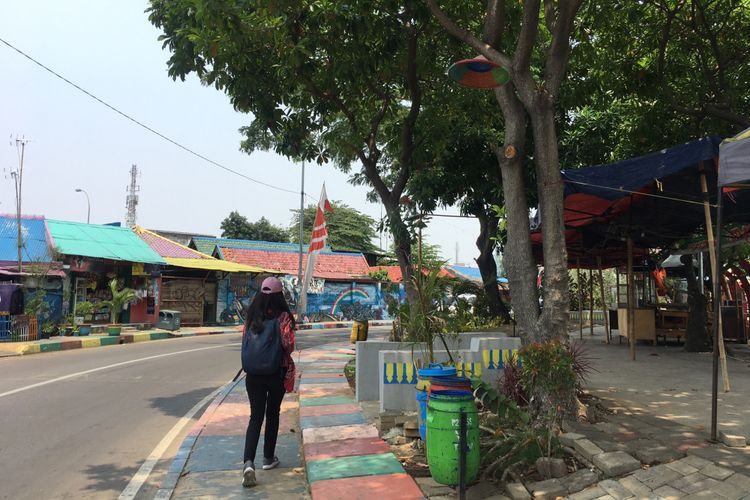 Kampung Bekelir, kampung kumuh yang kini telah bertransformasi menjadi kampung warna-warni yang instagramable, di Kelurahan Babakan, Kota Tangerang, Minggu (30/9/2018). 