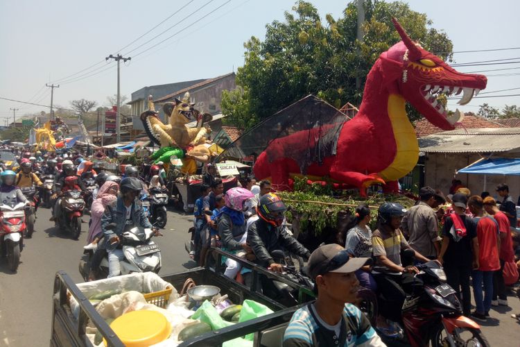 Pawai ider ider pada perayaan Nadran di Cirebon, Minggu (23//9/2018).