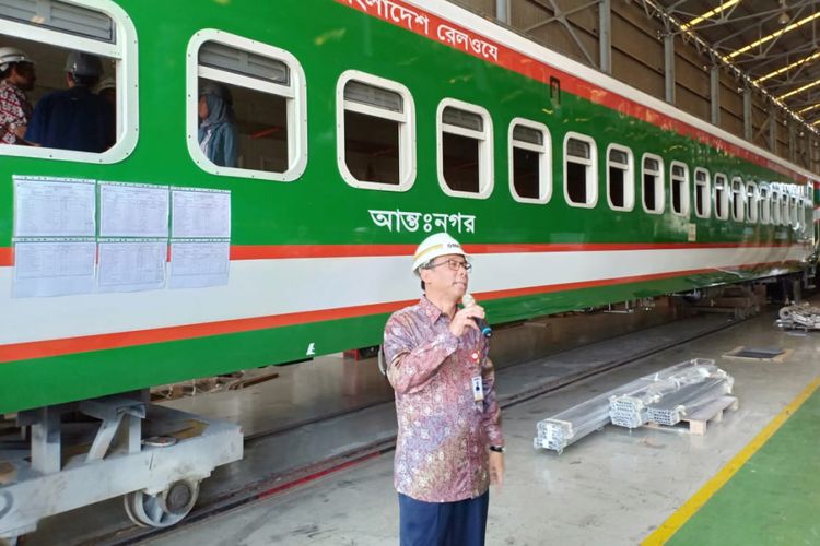 Direktur Utama PT INKA, Budi Noviantoro menunjukkan satu dari 250 kereta pesanan Bangladesh.