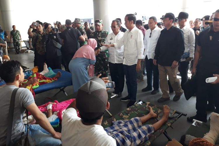 Presiden RI Joko Widodo bersama Ibu Iriana tiba di Palu, Sulawesi Tengah, Rabu (3/10/2018). Kunjungan Jokowi ke Palu untuk kedua kalinya pasca-gempa dan tsunami melanda Palu dan Donggala. Presiden menemui korban gempa dan tsunami yang dirawat dan mengungsi di Bandara Sis Al-Jufri.