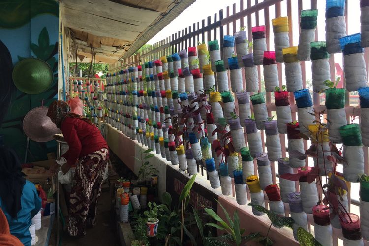 Botol plastik didaur ulang menjadi media tanam tanaman akuaponik, di Kampung Bekelir, Kelurahan Babakan, Kota Tangerang, Banten, Minggu (30/9/2018). 