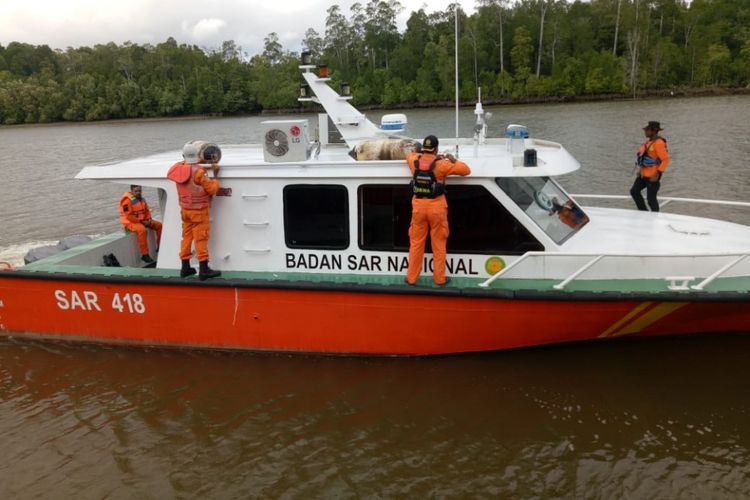 Tim SAR Timika dengan menggunakan kapal tengah bersiap melakukan pencarian, Rabu (3/10/2018)