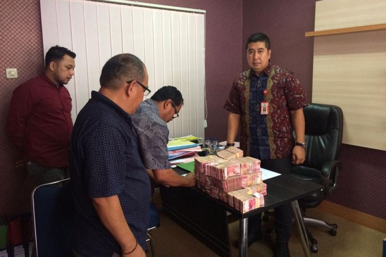 Uang senilai Rp 1,9 miliar diserahkan ke kantor Kejati Bangka Belitung, Rabu (3/10/2018).
