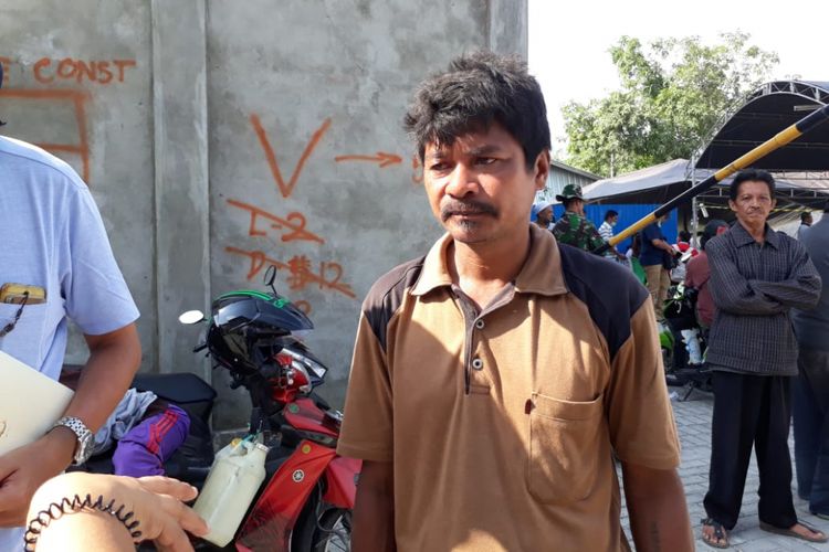 Hans Bobonggoi masih percaya, Lesni Bobonggoi (19) masih hidup di balik reruntuhan Hotel Roa Roa di Palu, Sulawesi Tengah.